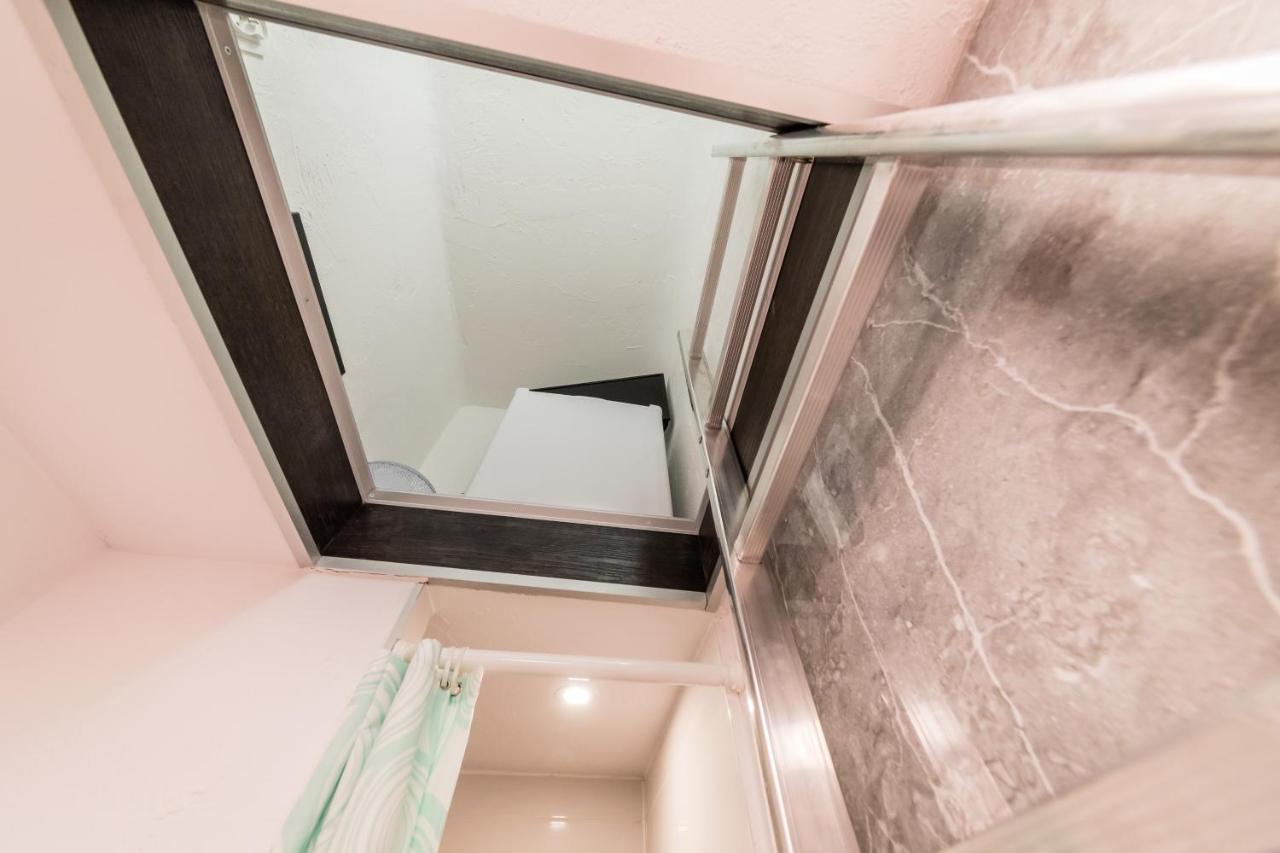 Micro Apartments 2,5 Qm - Najmniejsze Apartamenty Swiata 2,5 Mkw Krasków Eksteriør bilde